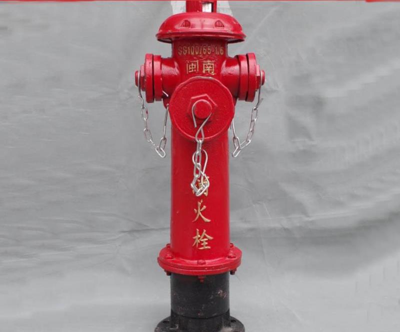 消防栓是一种固定的消防设施，规范叫法为消火栓
